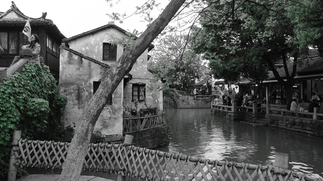 Berwisata di Water Town Zhouzhuang, China