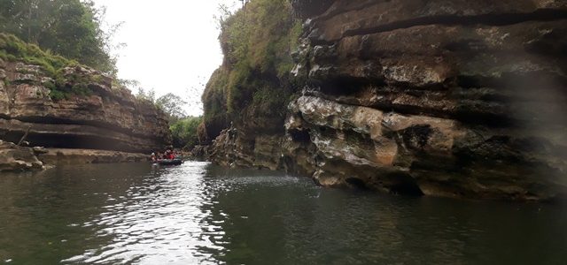 Asiknya tubing di Sungai Oyo, Gunung Kidul