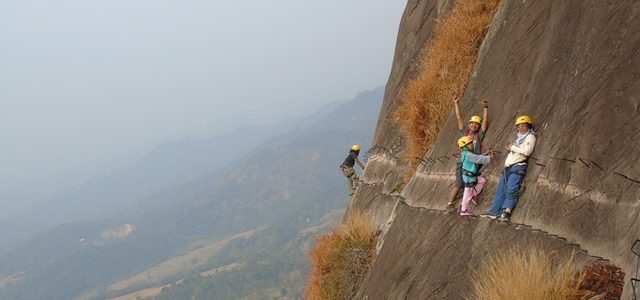 Rock climbing seru di Gunung Parang, Purwakarta