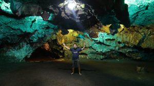 Goa bawah tanah yang bersinar warna warni