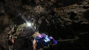 Goa bawah tanah yang bersinar warna warni